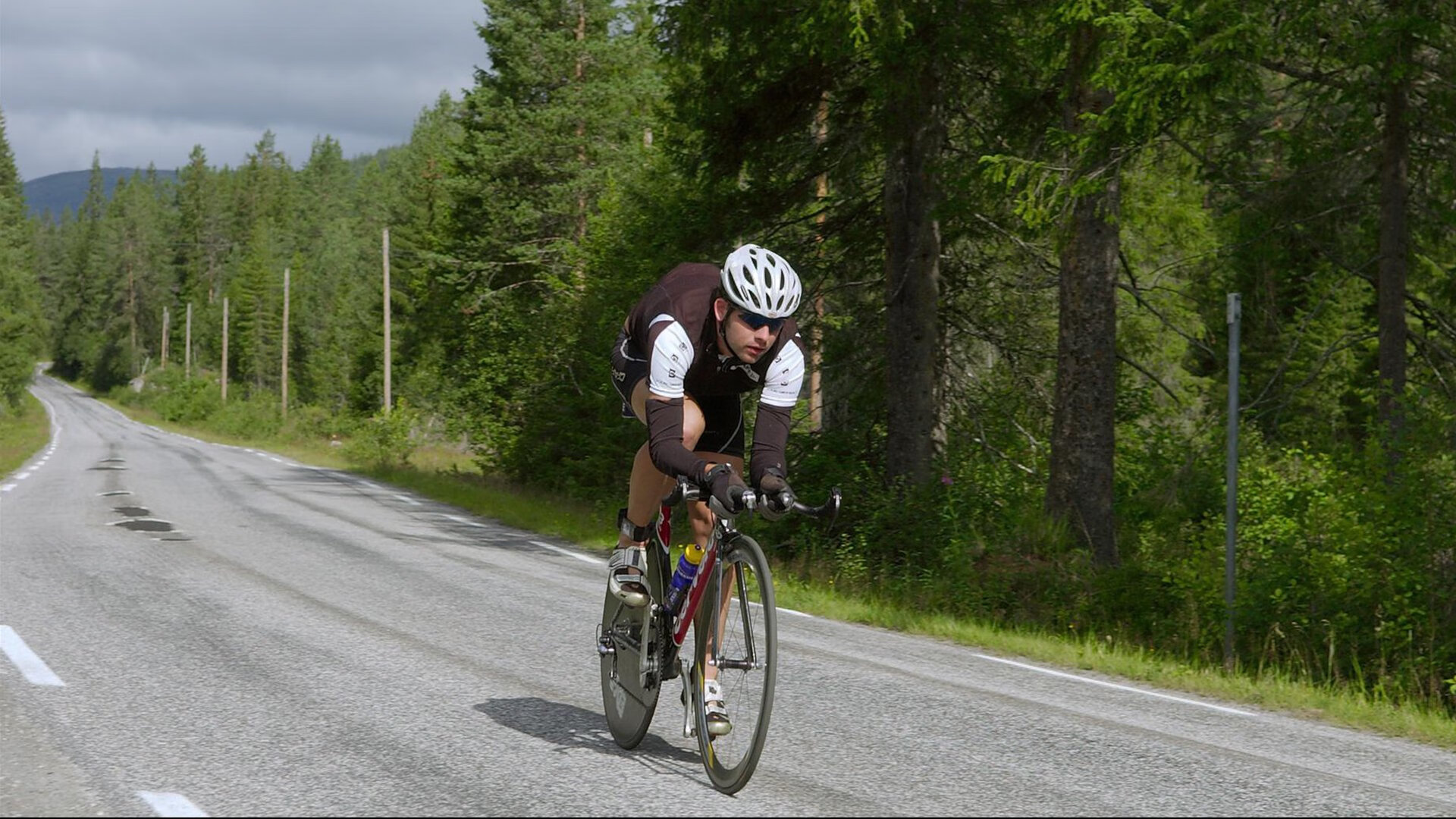 “马科斯·莫奇的灵活防守与精湛技艺，帮助美洲狮队在世界赛场脱颖而出”